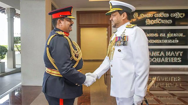 Navy Commander hosts retiring Army chief Lasantha Rodrigo at Naval Headquarters