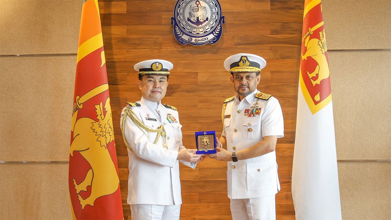 Japanese Defence Attaché calls on Navy Commander Damian Fernando