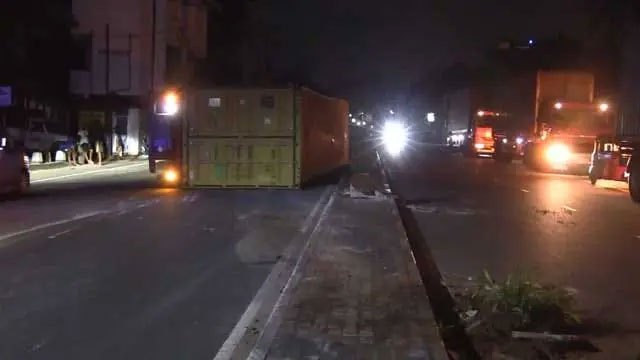 Container truck overturns at Gonapola, the second on the same stretch in six hours