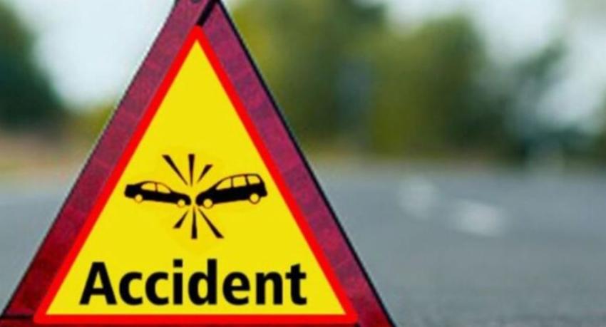 Four injured as private bus overturns at Rambukpitiya near Nawalapitiya