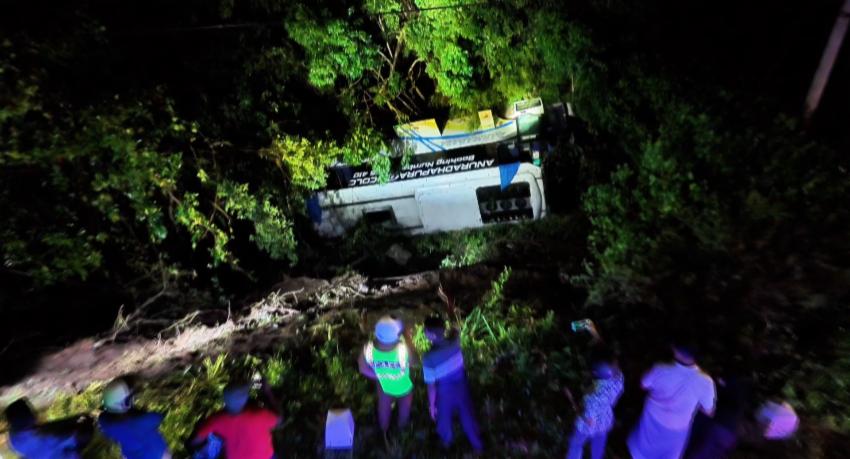 Twelve injured as bus overturns near Mee Oya bridge on Puttalam-Anuradhapura road