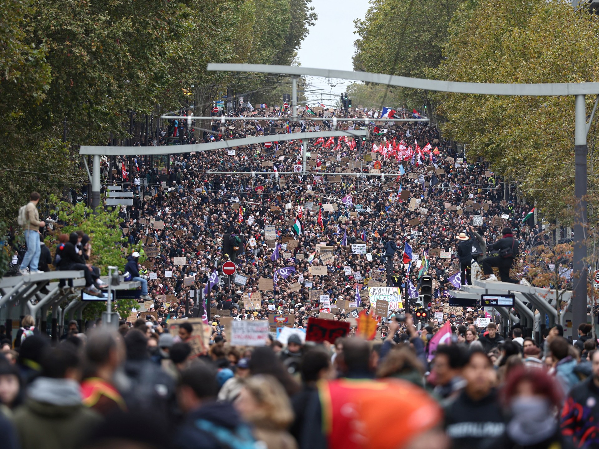 France's second protest wave draws 410,000 as nearly 1,000 are detained