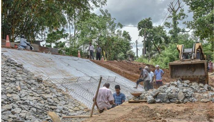 Ambatale flood protection embankment under repair after Kelani seepage