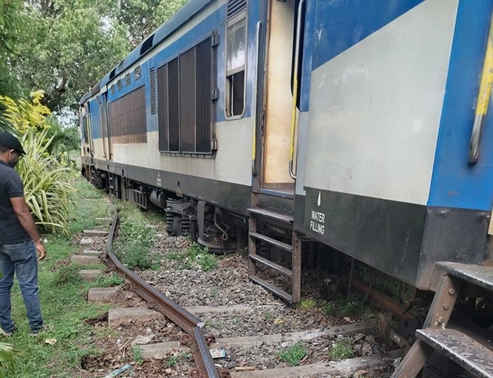 Train services disrupted after derailment at Dematagoda station