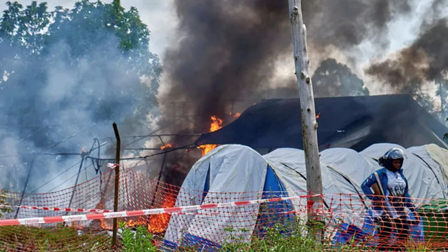 Angry crowd burns Ebola isolation tents at DR Congo hospital in body dispute