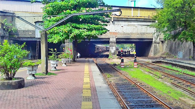 Express train engine derails at Maradana, one track blocked to Colombo Fort