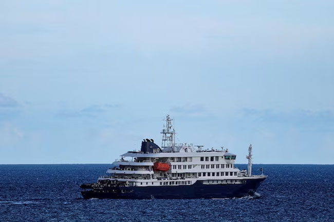 Hantavirus-hit cruise ship MV Hondius docks at Rotterdam for disinfection