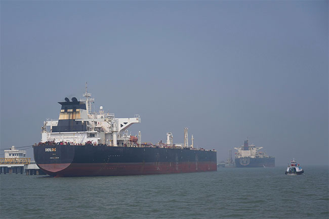 Iran's Revolutionary Guards threaten US Mideast sites if tankers attacked