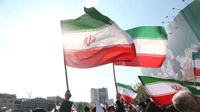 Iran Threatens 'Long and Painful Strikes' if US Renews Attacks; Hormuz Stays Closed