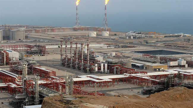Iran Threatens Gulf Neighbours' Oil Fields, Refineries in Major Escalation