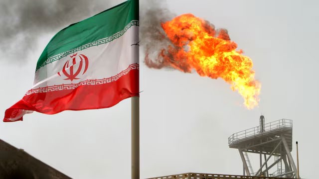 Iranian crude slips to discount in China for first time since April