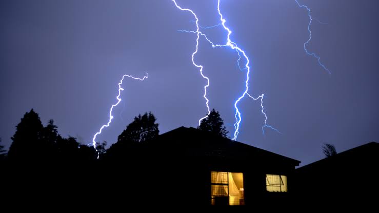 Lightning strike kills 26-year-old woman at Habaraduwa, garment co-worker injured