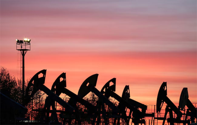Brent crude jumps to $104 as US-Iran talks falter, Trump heads to Beijing