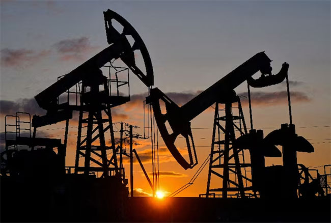 Oil Prices Surge 3% to $109 as US-Iran Combat Fears Revive