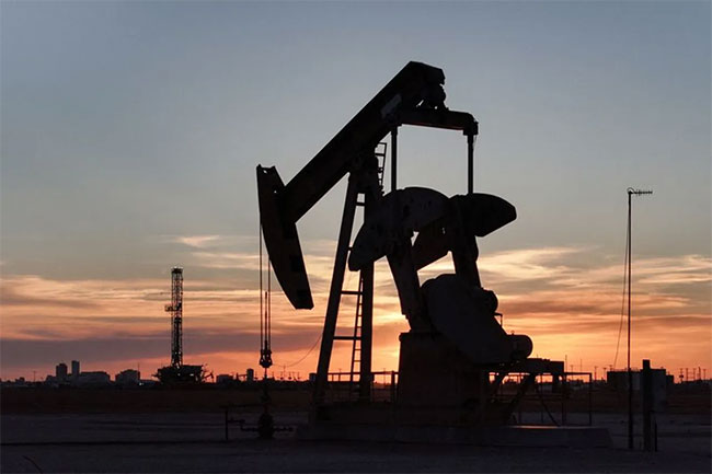 Oil prices extend sharp decline as US-Iran diplomacy cools Hormuz fears