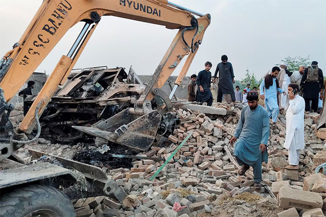 Pakistan car bombing and ambush kill 14 police officers in northwest