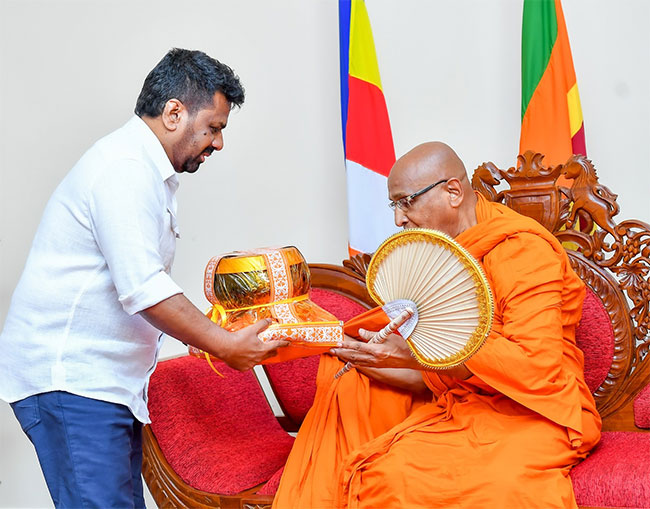 President Dissanayake Calls on Amarapura Maha Nikaya Chief Prelate in Wellawatte