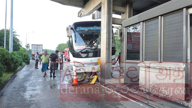 Ten injured as Colombo–Galle bus crashes through gate at Pinnaduwa interchange