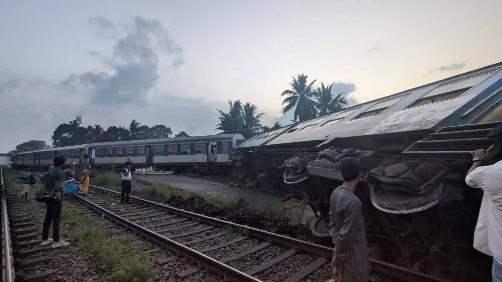 Train derails between Kelaniya and Wanawasala, 10 hospitalised