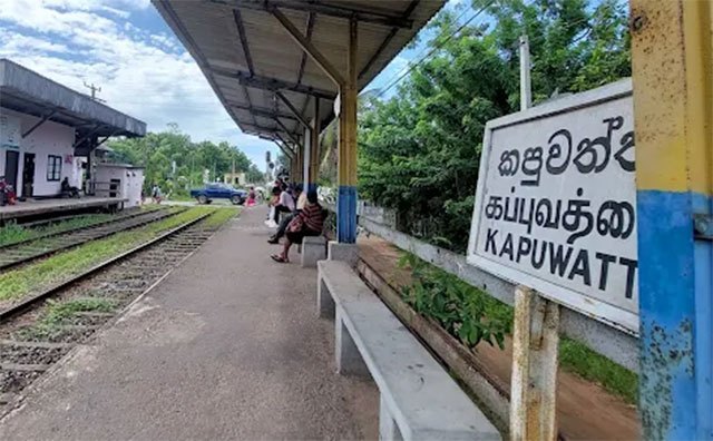 Two killed after train collides with three-wheeler at level crossing between Kapuwatta and Kandana