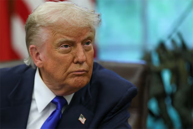 Trump Says Iran in 'State of Collapse', Wants US to Open Hormuz Strait