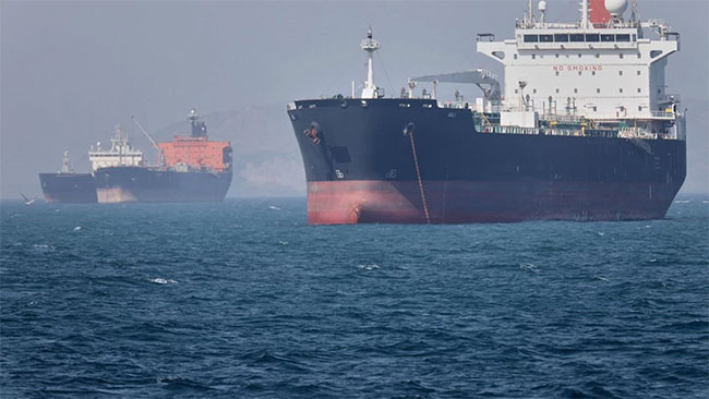 US fires on Iranian tanker as Trump pushes one-page peace memo