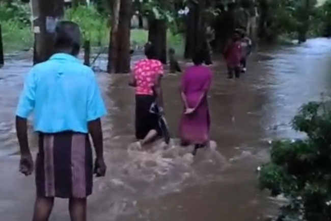 Several homes inundated in Wellawaya as Kirindi Oya overflows
